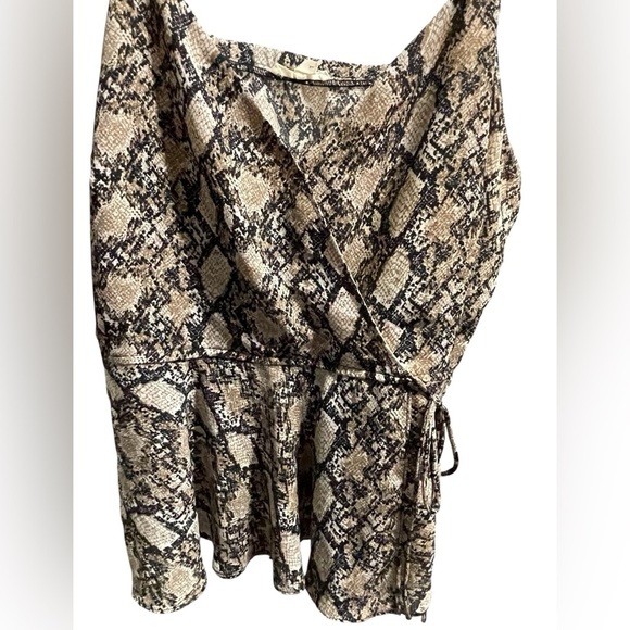 🖤🤍Cute and Versatile Snake Print Top by Maurice’s size 1 (size 16/18) - Picture 2 of 7